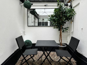 Stunning newly refurbished studio with a private courtyard to enjoy!
